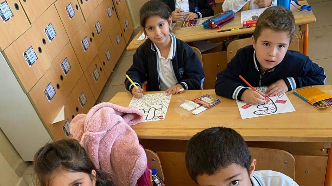 2-C Sınıfı Cumhuriyet ile ilgili grup boyama çalışması yaptı 